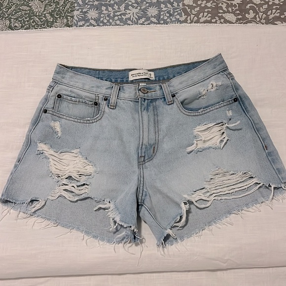 Abercrombie & Fitch Curve Love MidRise Boyfriend Denim Shorts Destructed 28 / 6 - Picture 4 of 11